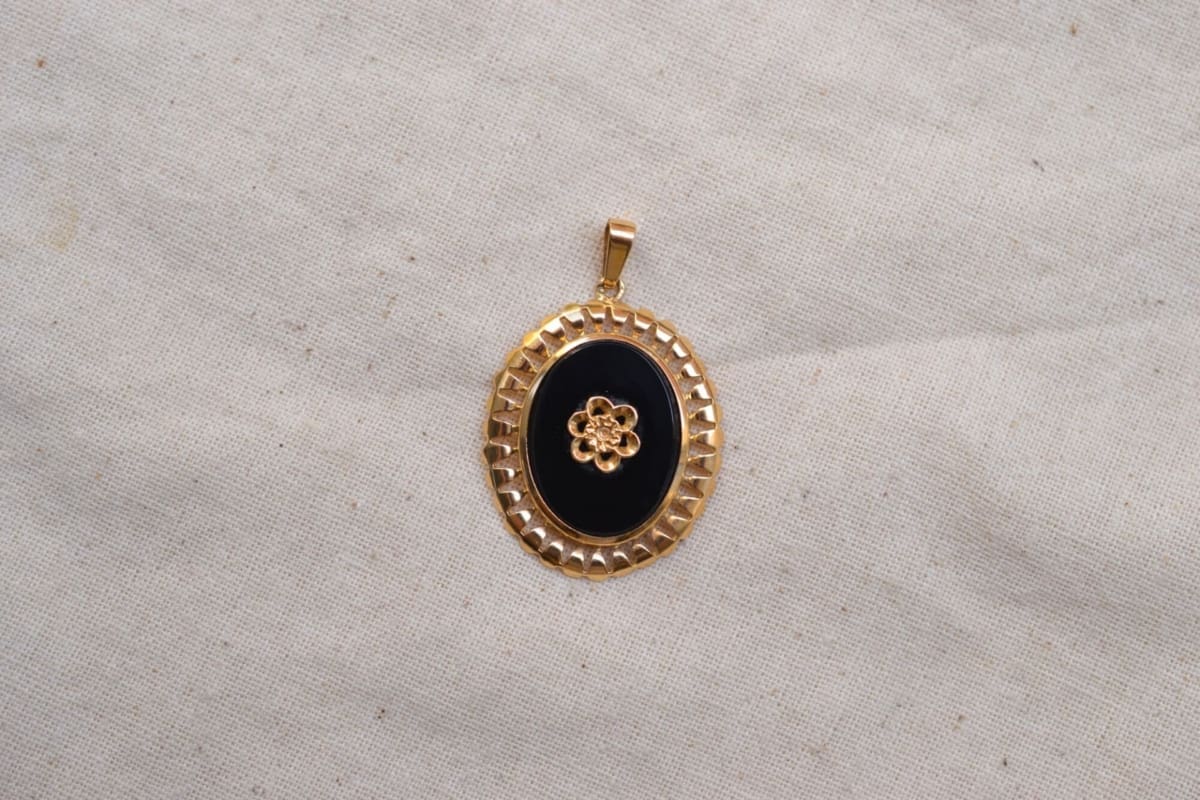 Pendentif Onyx fleur décor ajouré - pendentif ancien