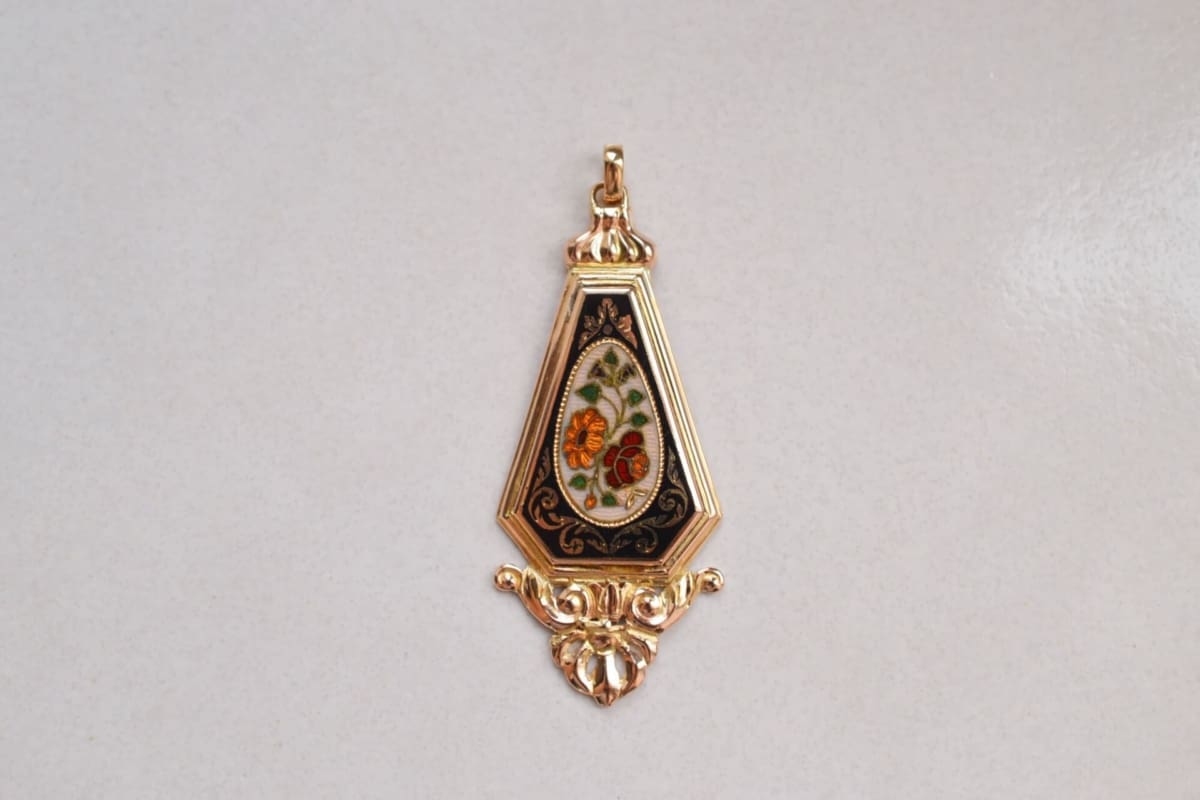 Pendentif motif floral émaillé - pendentif ancien