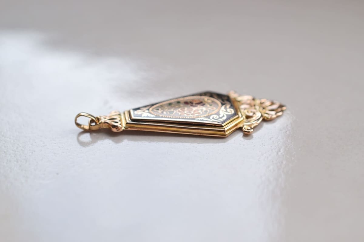 Pendentif motif floral émaillé - pendentif seconde main