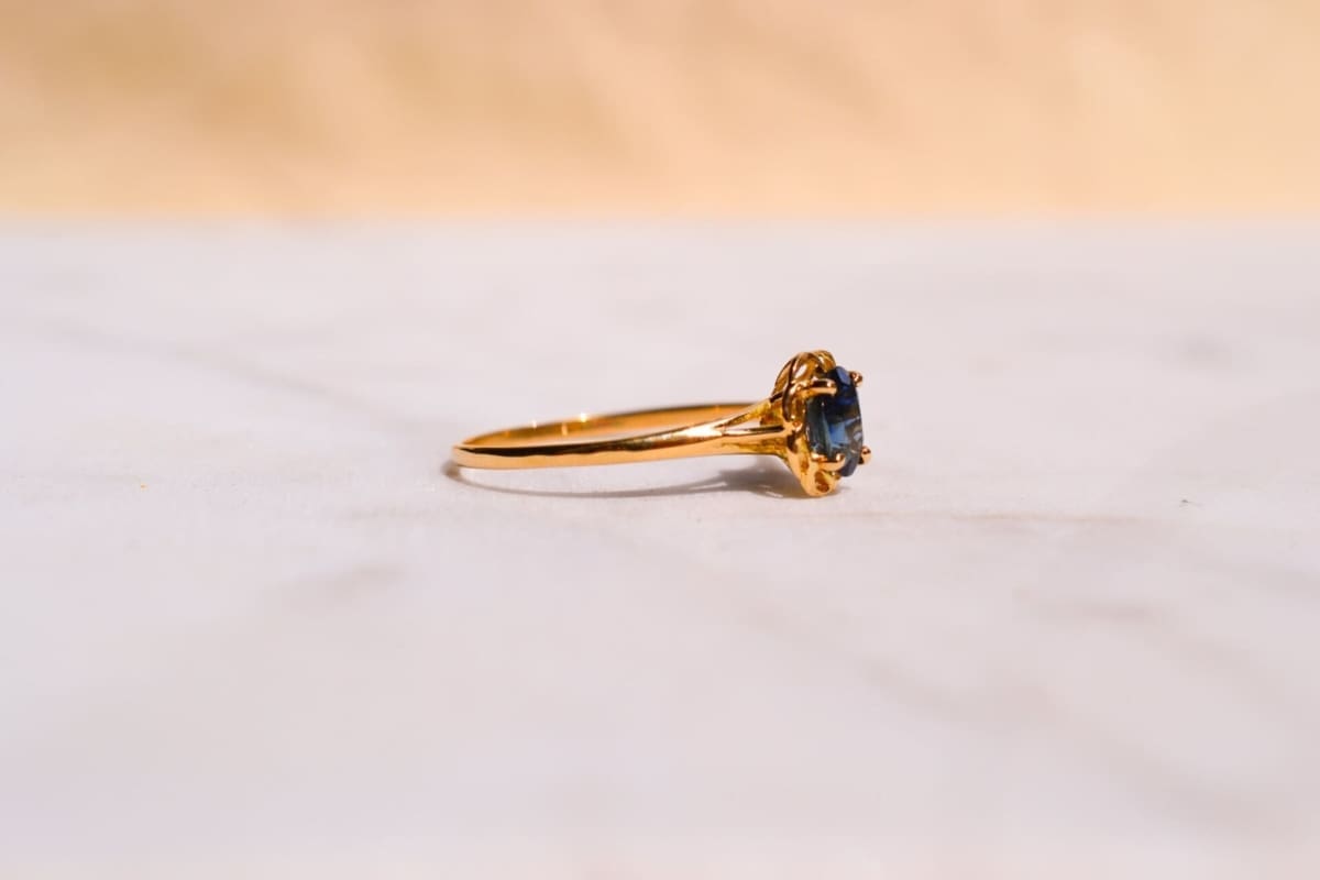 Bague ancienne Or jaune 18 carats Saphir