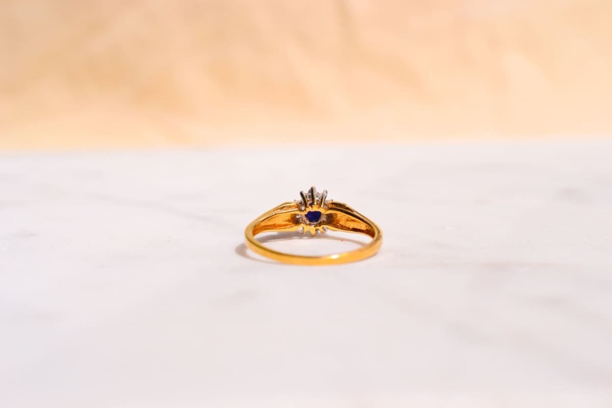Bague ancienne Or jaune 18 carats Saphir et Diamants