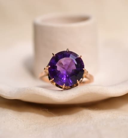 Bague cocktail en Or jaune 18 carats ornée d'une Améthyste de taille ronde en serti griffes