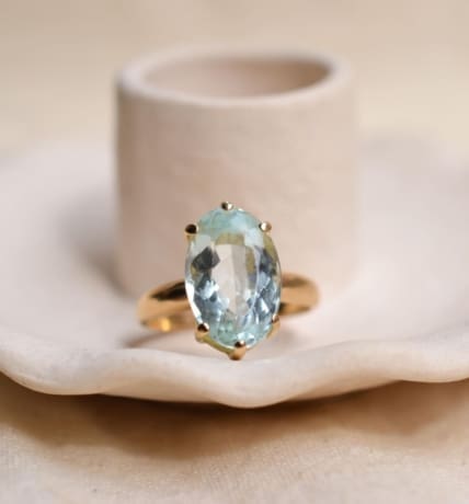 Bague cocktail en Or jaune 18 carats sertie d'une Aigue-Marine taille ovale