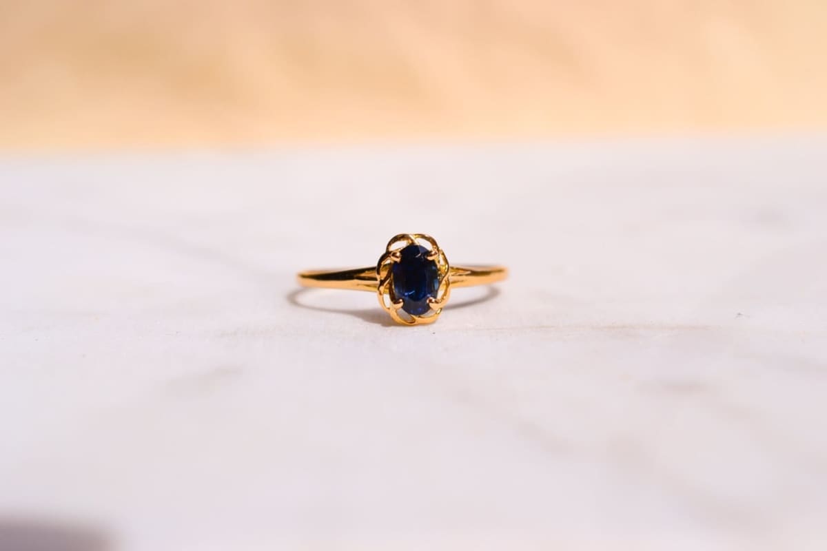 Bague en Or jaune 18 carats ornée d'un Saphir dans un entrelac ajouré