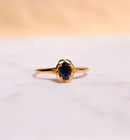 Bague en Or jaune 18 carats ornée d'un Saphir dans un entrelac ajouré