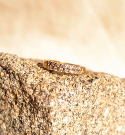 Bague jonc demi-américaine en Or jaune 18 carats sertie de 14 Diamants séparés de traits d'Or