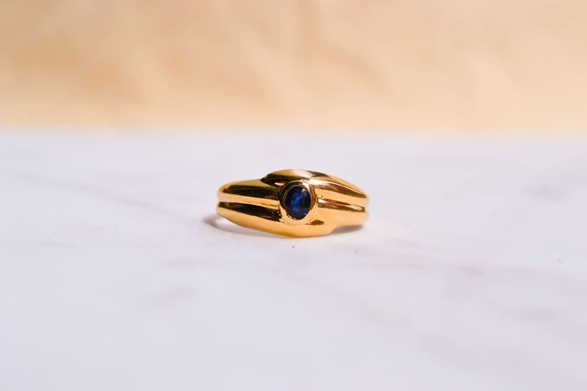 Bague jonc rainurée en Or jaune 18 carats ornée d'un Saphir en serti clos