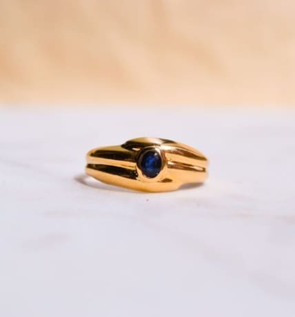 Bague jonc rainurée en Or jaune 18 carats ornée d'un Saphir en serti clos