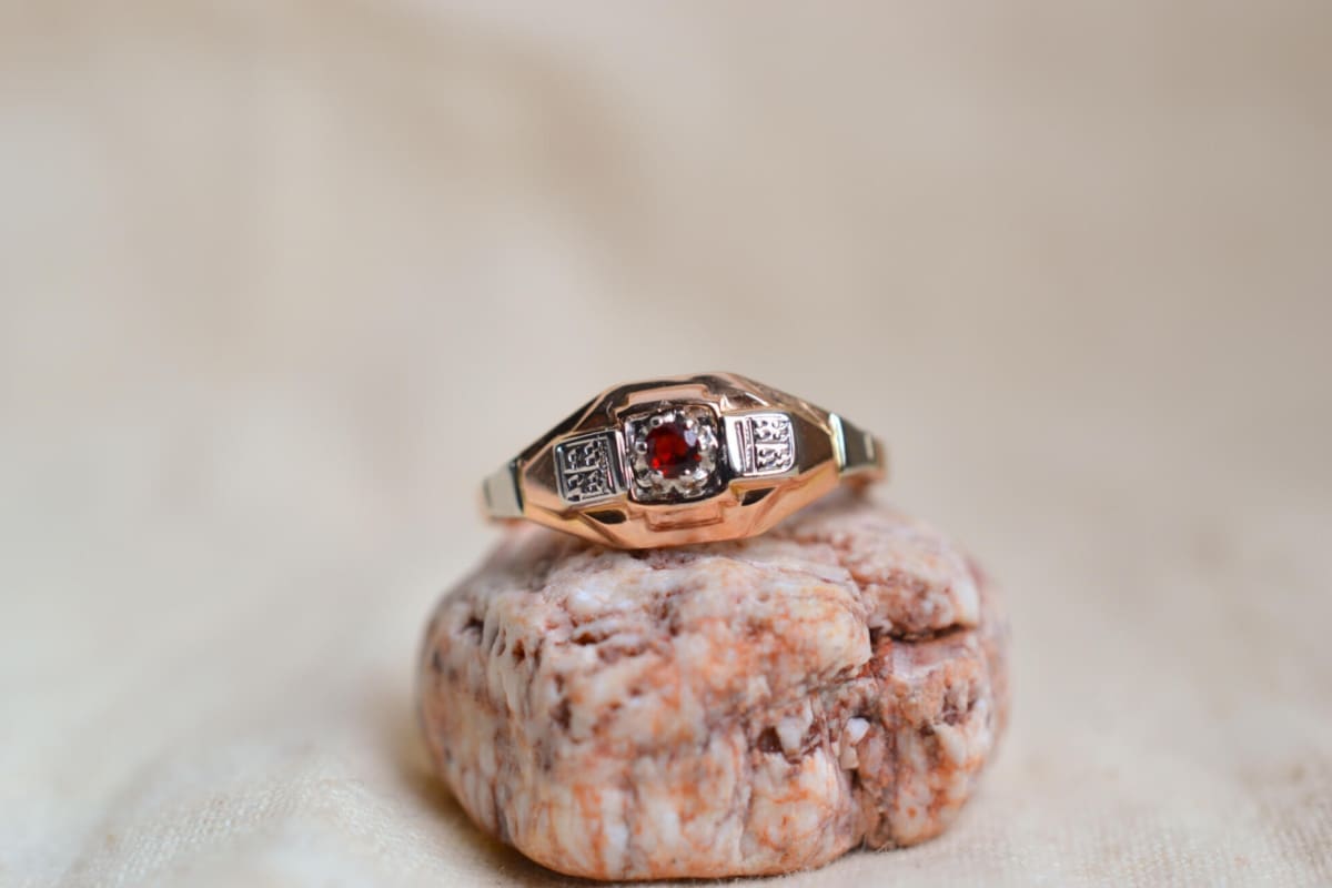 Bague Art Déco en Or rose et Or blanc 18 carats sertie griffes d'un Grenat