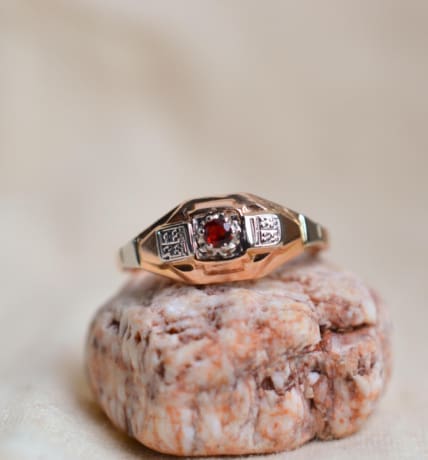 Bague Art Déco en Or rose et Or blanc 18 carats sertie griffes d'un Grenat
