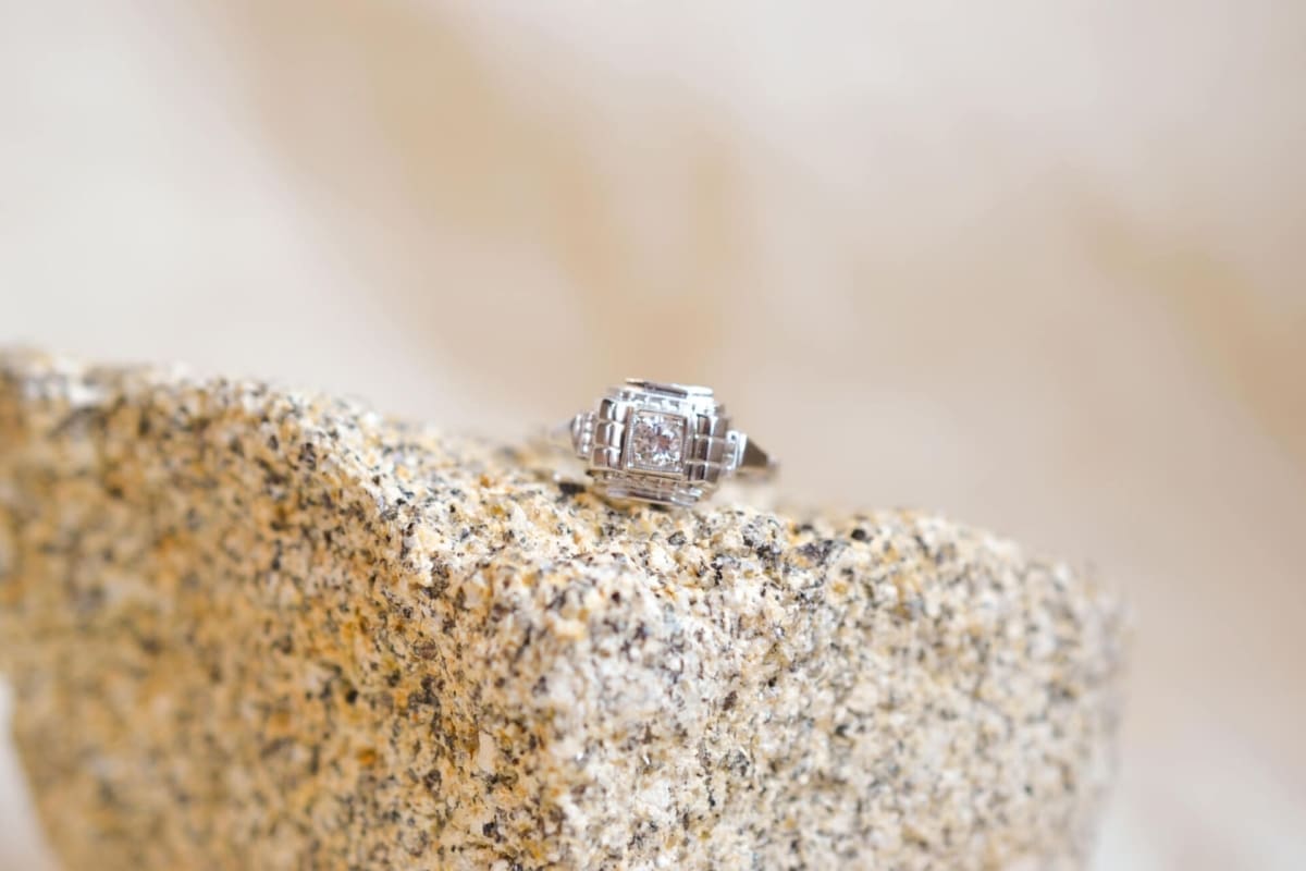 Bague Art Déco géométrique en Or blanc 18 carats sertie d'un Oxyde