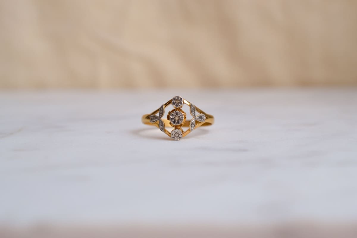Bague Art Nouveau ajourée en Or jaune et Or blanc 18 carats sertie de roses de Diamants