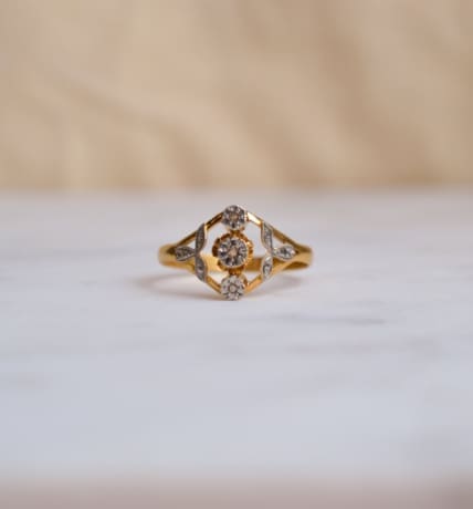 Bague Art Nouveau ajourée en Or jaune et Or blanc 18 carats sertie de roses de Diamants