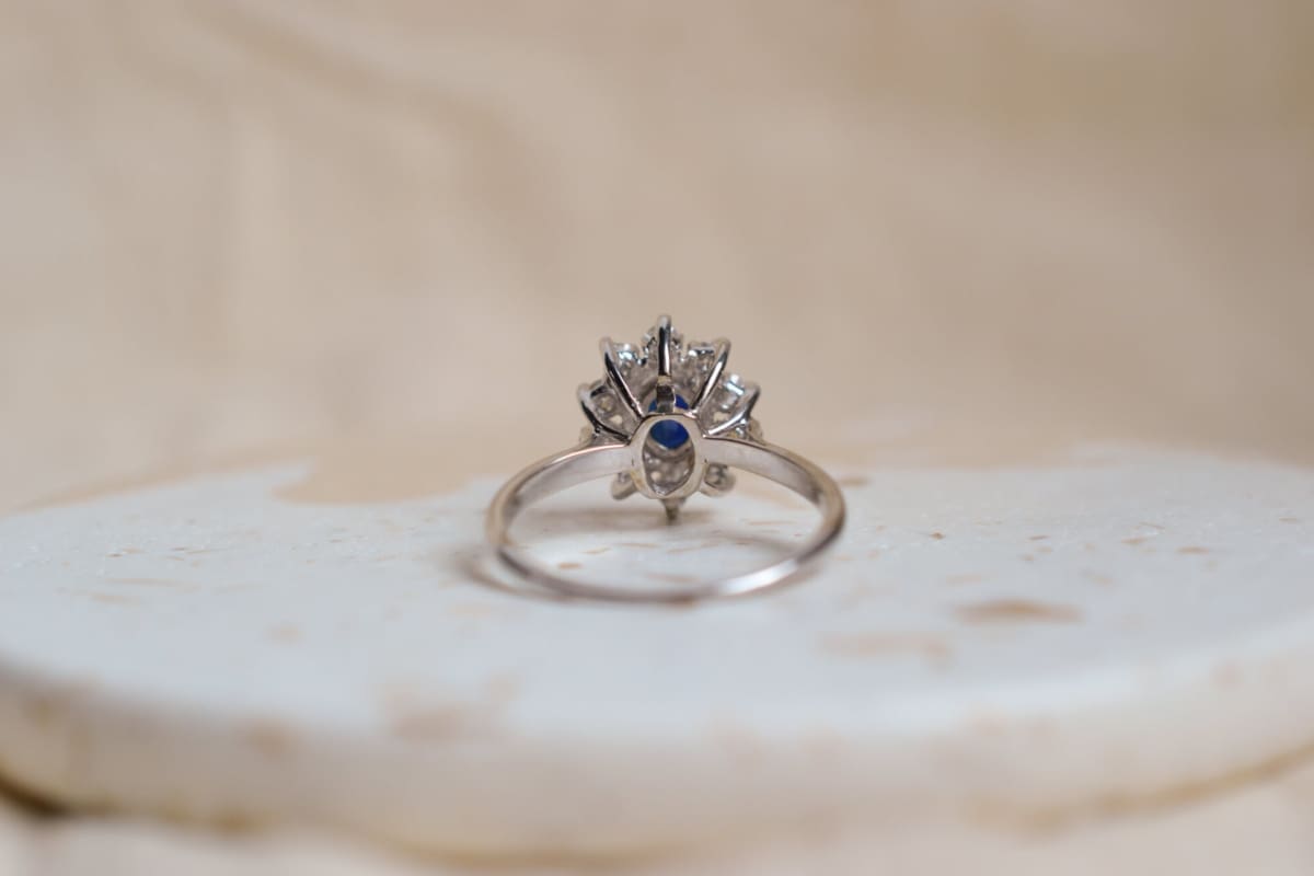 Bague Marguerite Or blanc Saphir et Diamants