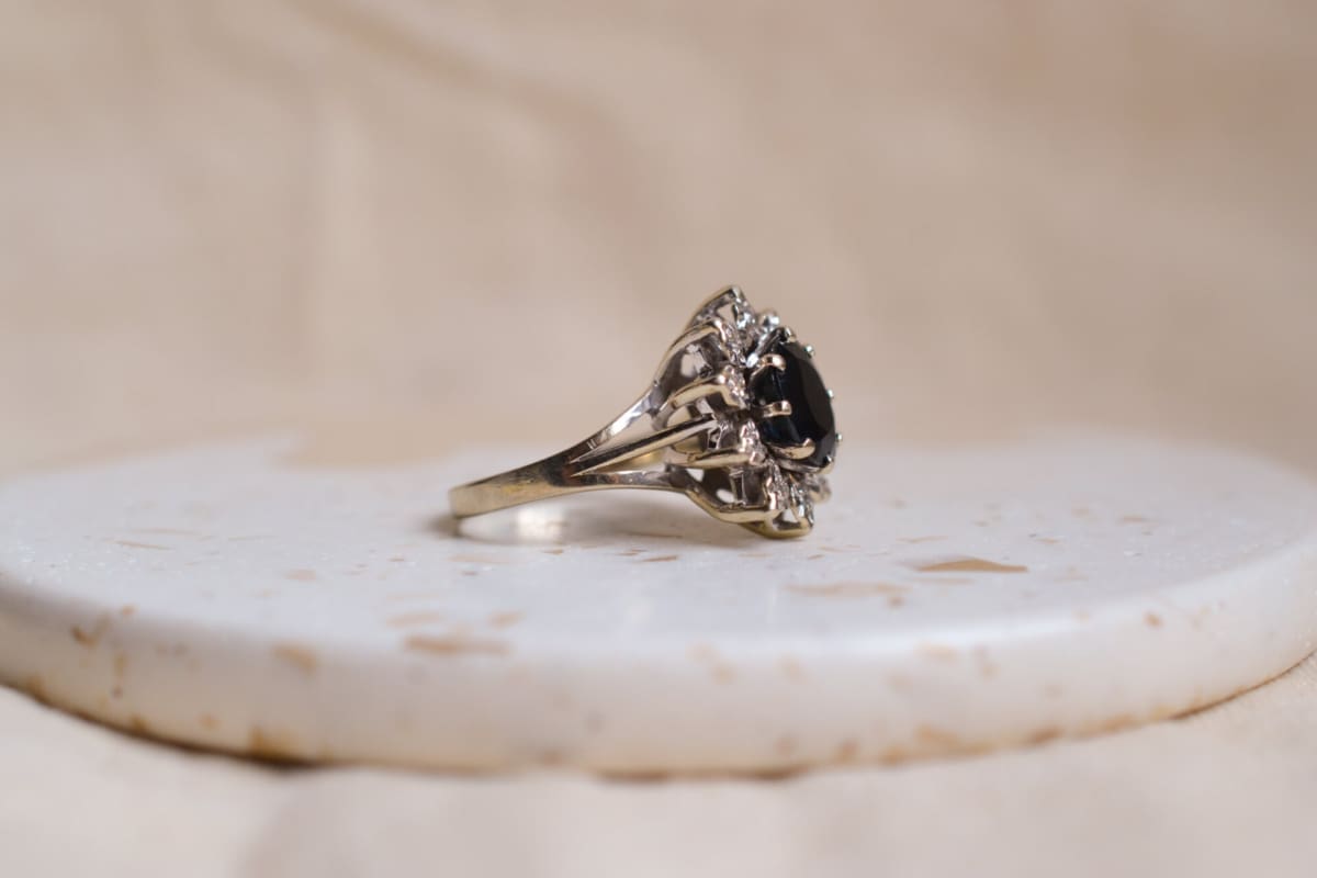 Bague Marguerite Vintage Or blanc 18 carats Saphir et Diamants