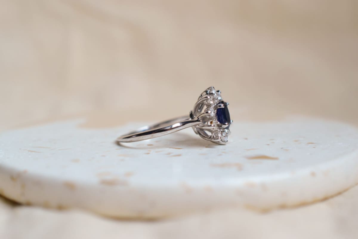 Bague Marguerite ancienne Or blanc 18 carats Saphir et Diamants