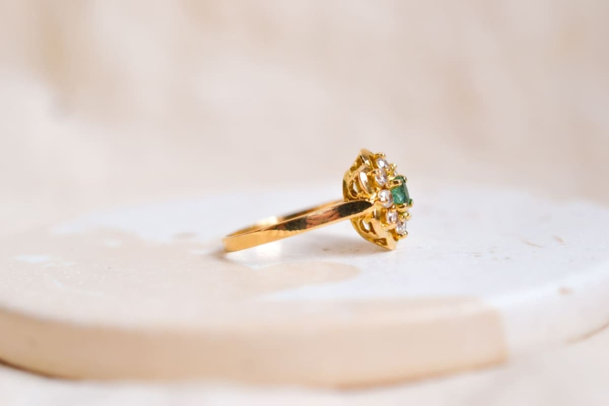 Bague Marguerite ancienne Or jaune 18 carats Emeraude pierres blanches
