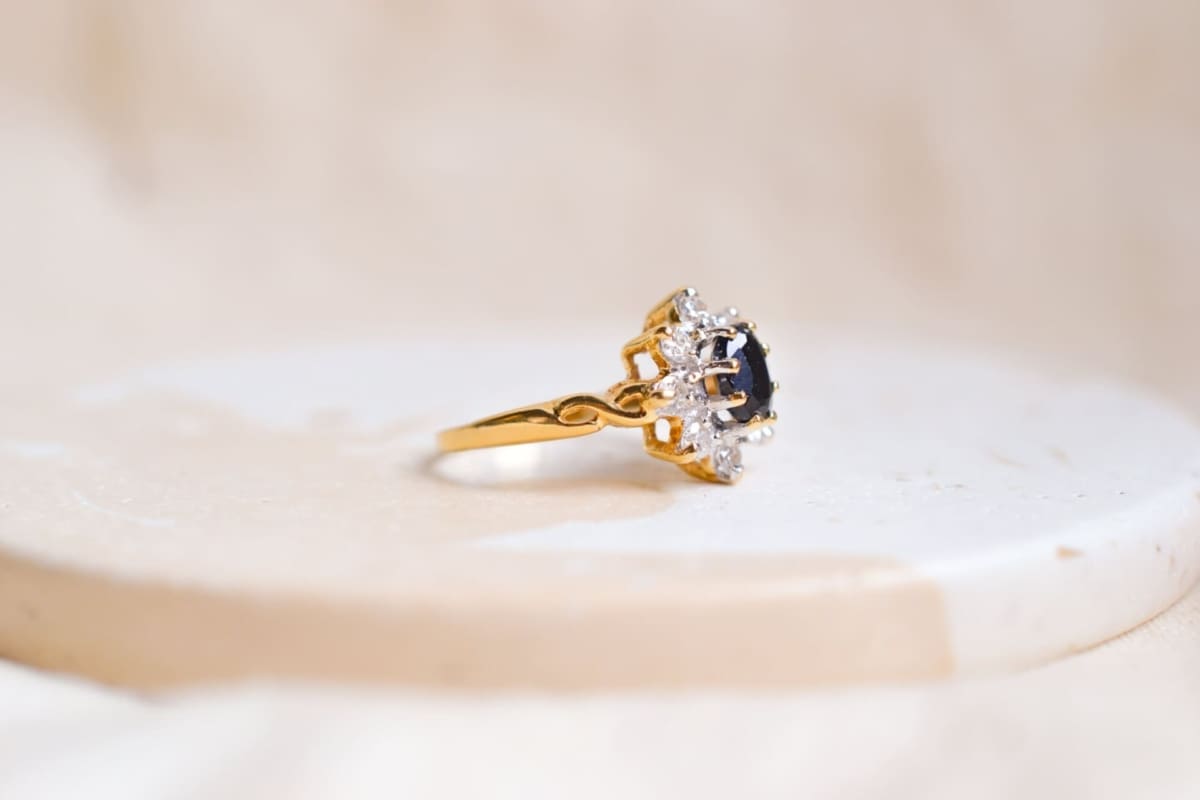 Bague Marguerite ancienne Or jaune 18 carats Saphir et Diamants