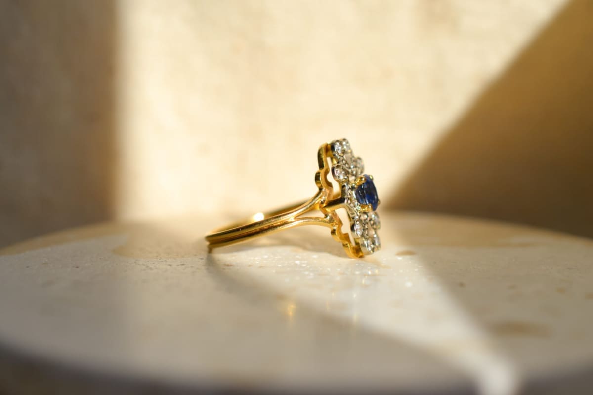 Bague Marguerite ancienne ajourée Or jaune 18 carats Saphir et Diamants