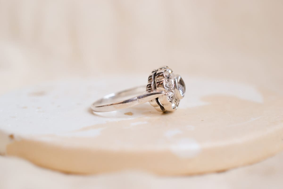 Bague Marguerite ancienne ornée de pierres blanches