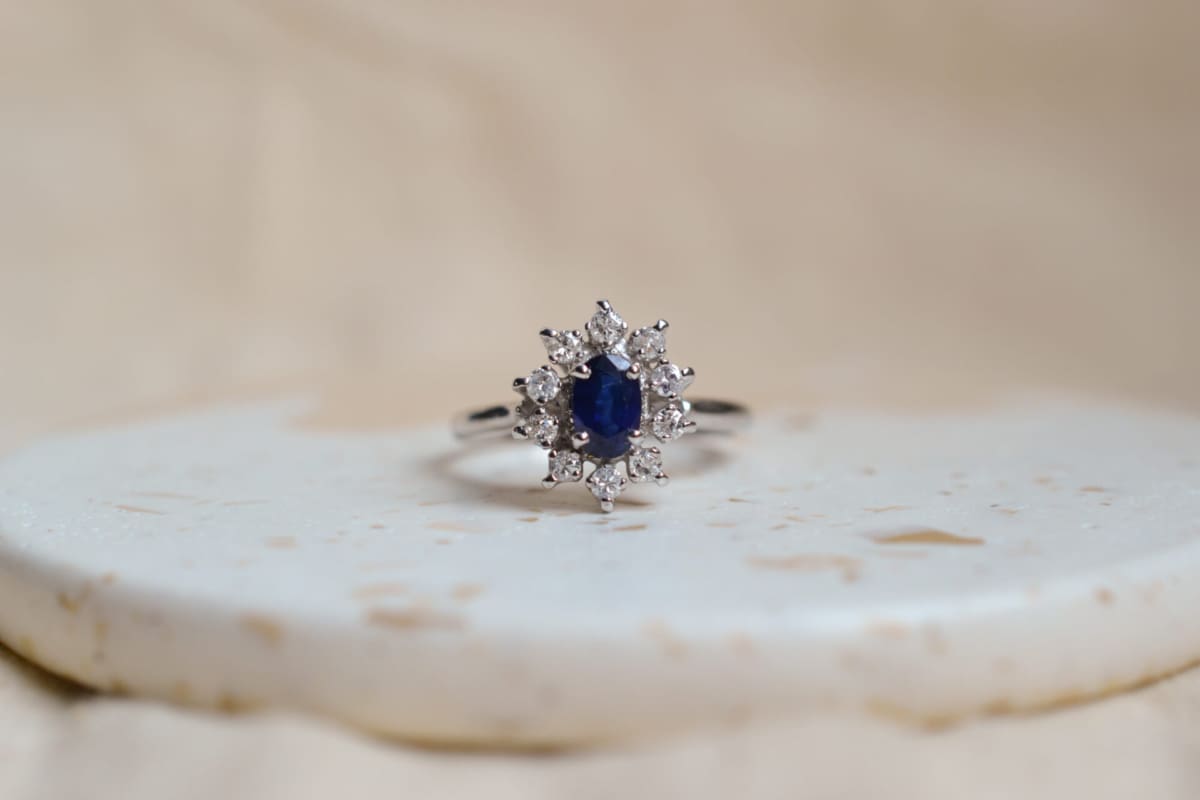 Bague Marguerite en Or blanc 18 carats centrée d'un Saphir serti griffes entouré de Diamants et Moissanites