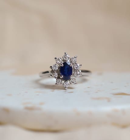 Bague Marguerite en Or blanc 18 carats centrée d'un Saphir serti griffes entouré de Diamants et Moissanites