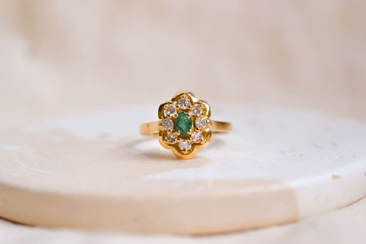 Bague Marguerite en Or jaune 18 carats sertie d'une Emeraude entourée de pierres blanches