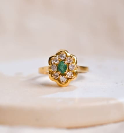 Bague Marguerite en Or jaune 18 carats sertie d'une Emeraude entourée de pierres blanches