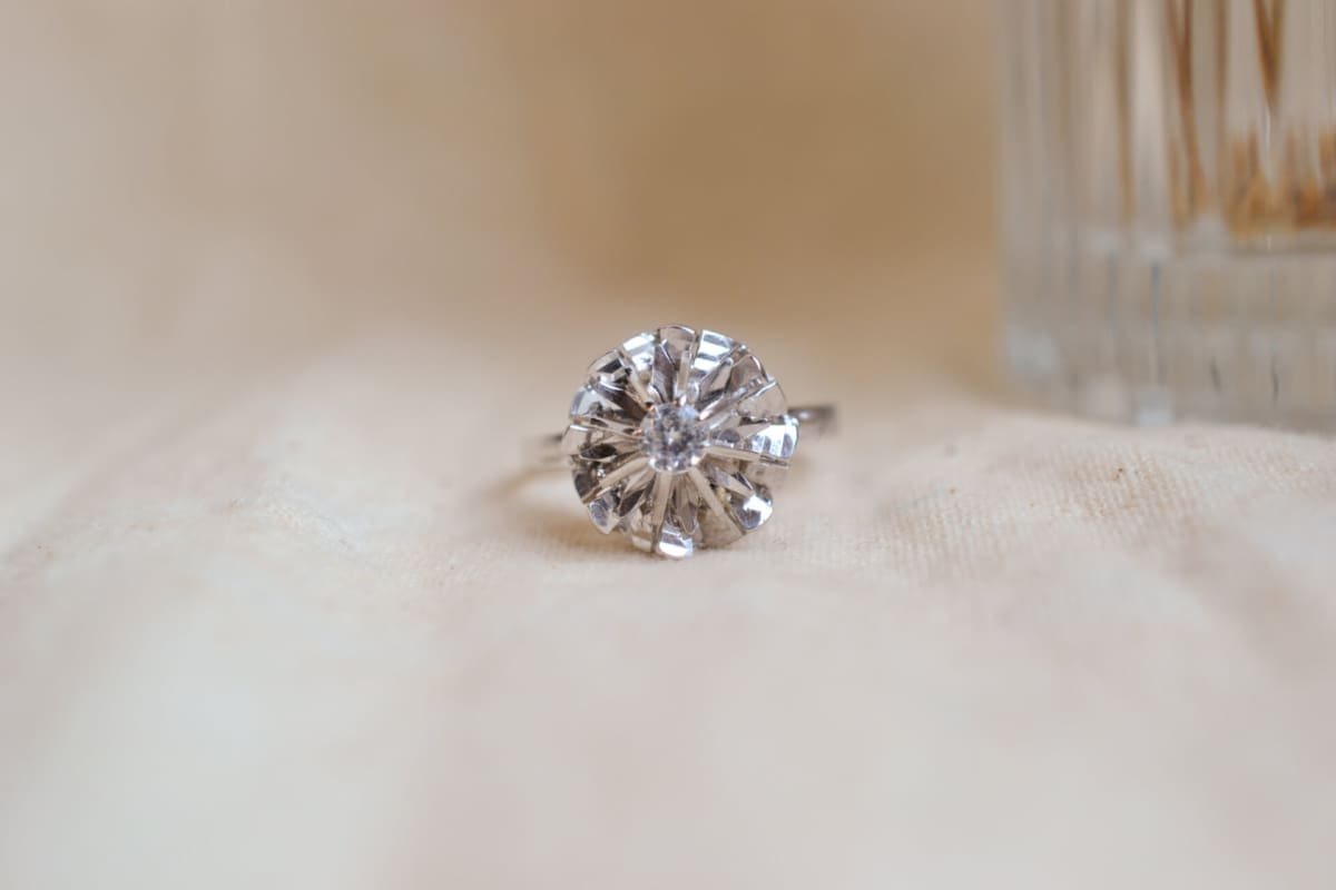 Bague Marguerite flocon en Or blanc 18 carats ornée d'un Oxyde serti griffes