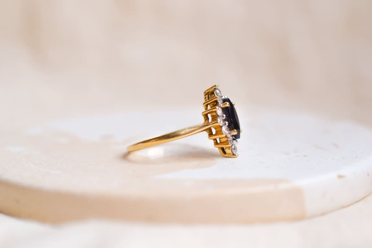 Bague Marquise ancienne Or jaune Saphir et Oxydes