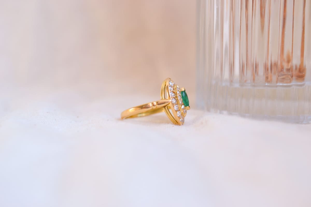 Bague Marquise ancienne en Or jaune 18 carats Émeraude et Oxydes