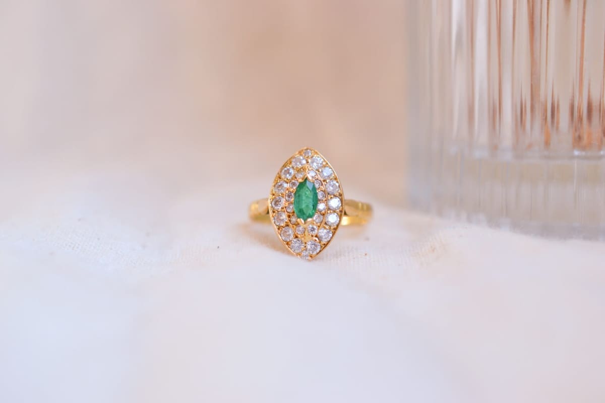 Bague Marquise en Or jaune 18 carats sertie d'une Émeraude et d'Oxydes