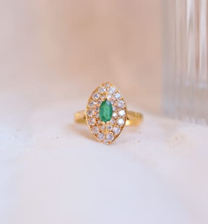 Bague Marquise en Or jaune 18 carats sertie d'une Émeraude et d'Oxydes