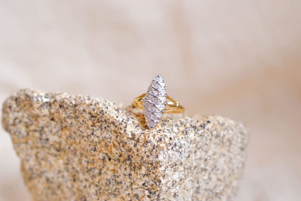 Bague Marquise en Or jaune et Or blanc 18 carats sertie de Diamants