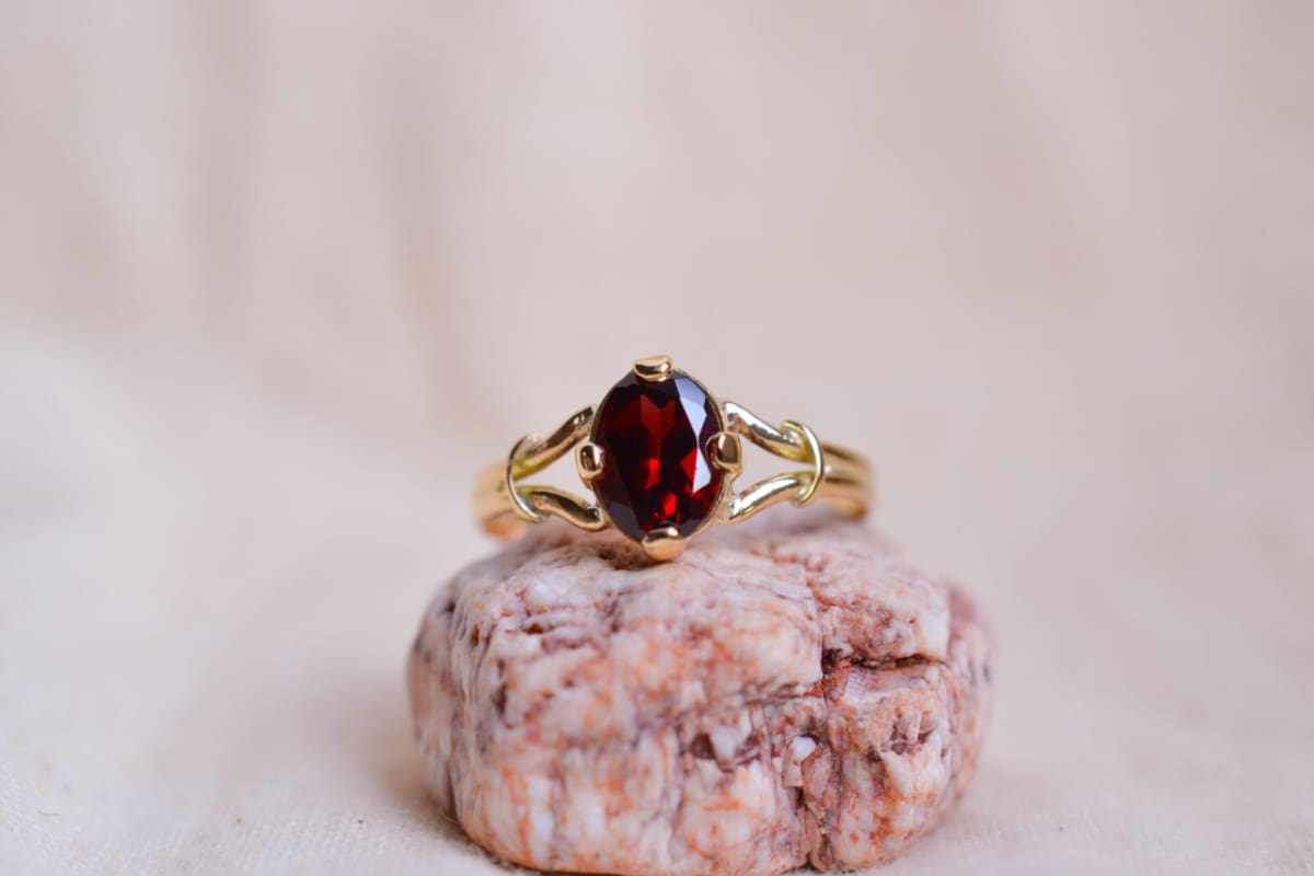 Bague Solitaire ancienne en Or jaune 18 carats sertie griffes d'un Grenat