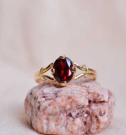Bague Solitaire ancienne en Or jaune 18 carats sertie griffes d'un Grenat