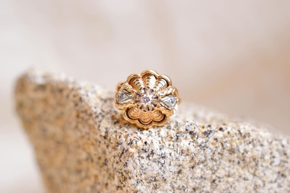 Bague Solitaire fleur godronné 2 Ors ornée de Diamants