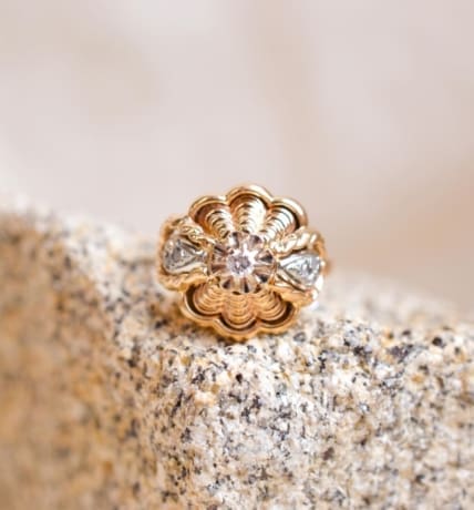 Bague Solitaire fleur godronné 2 Ors ornée de Diamants