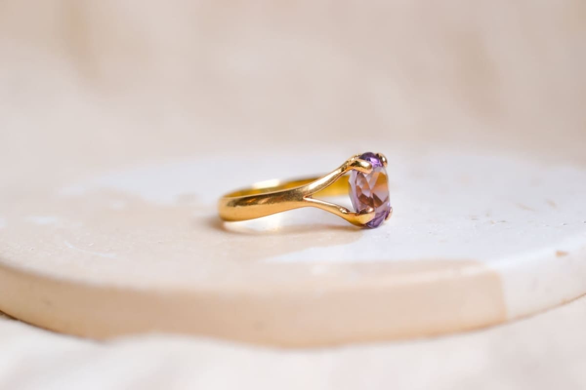 Bague Vintage Or jaune 18 carats Améthyste taille ovale