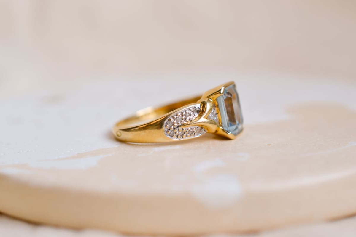 Bague Vintage en Or jaune 18 carats ornée d'une Topaze rectangulaire et de Diamants