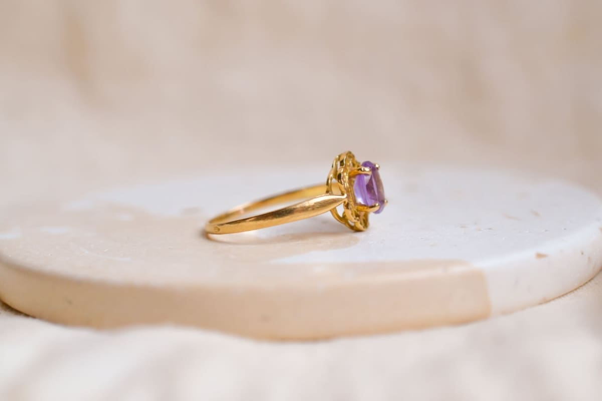 Bague ancienne Or jaune 18 carats Améthyste taille ovale