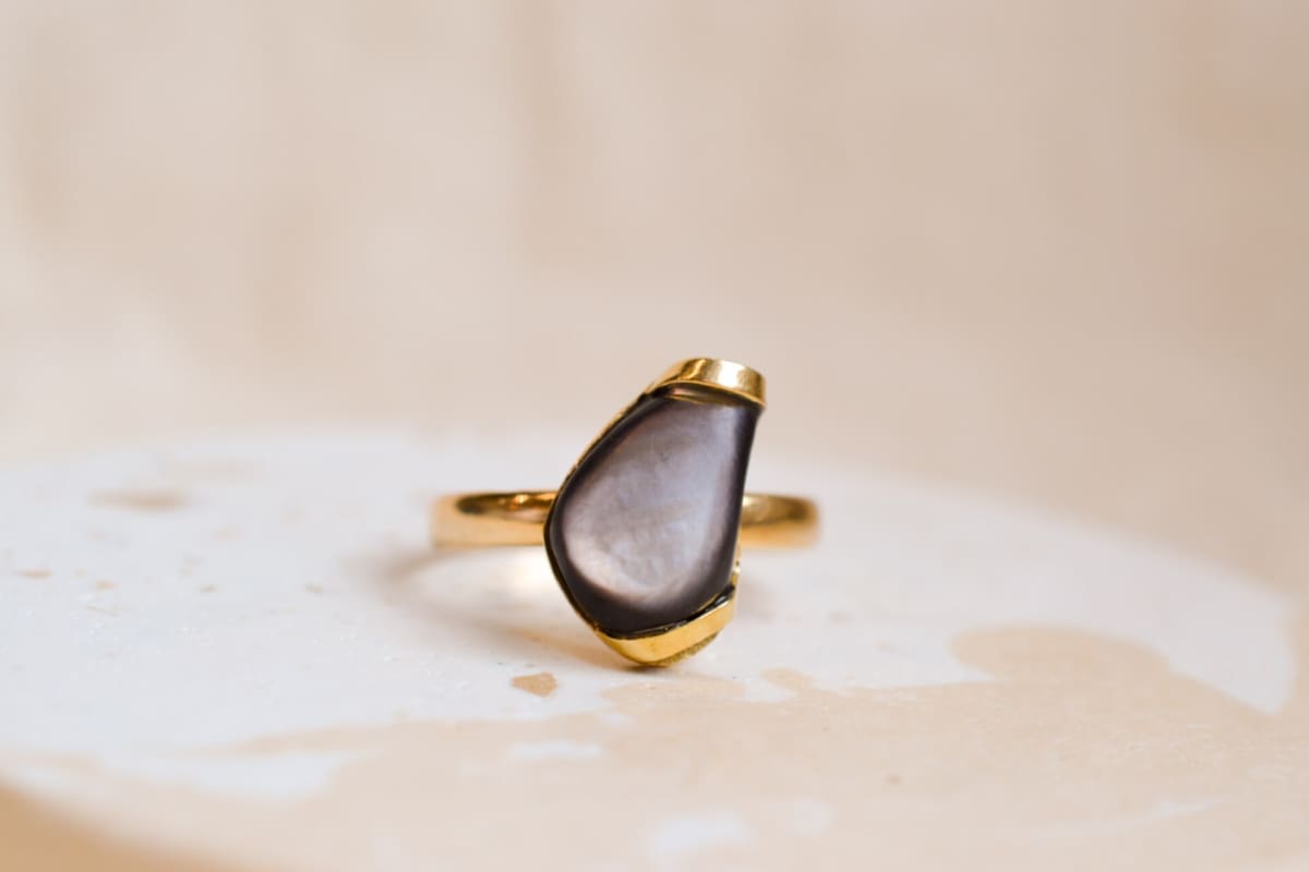 Bague ancienne en Or jaune 14 carats ornée d'une pierre de Nacre
