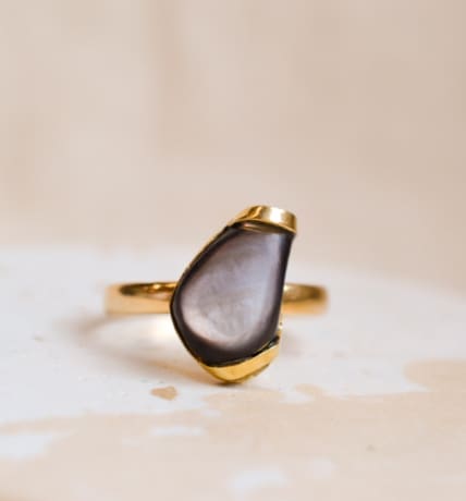 Bague ancienne en Or jaune 14 carats ornée d'une pierre de Nacre