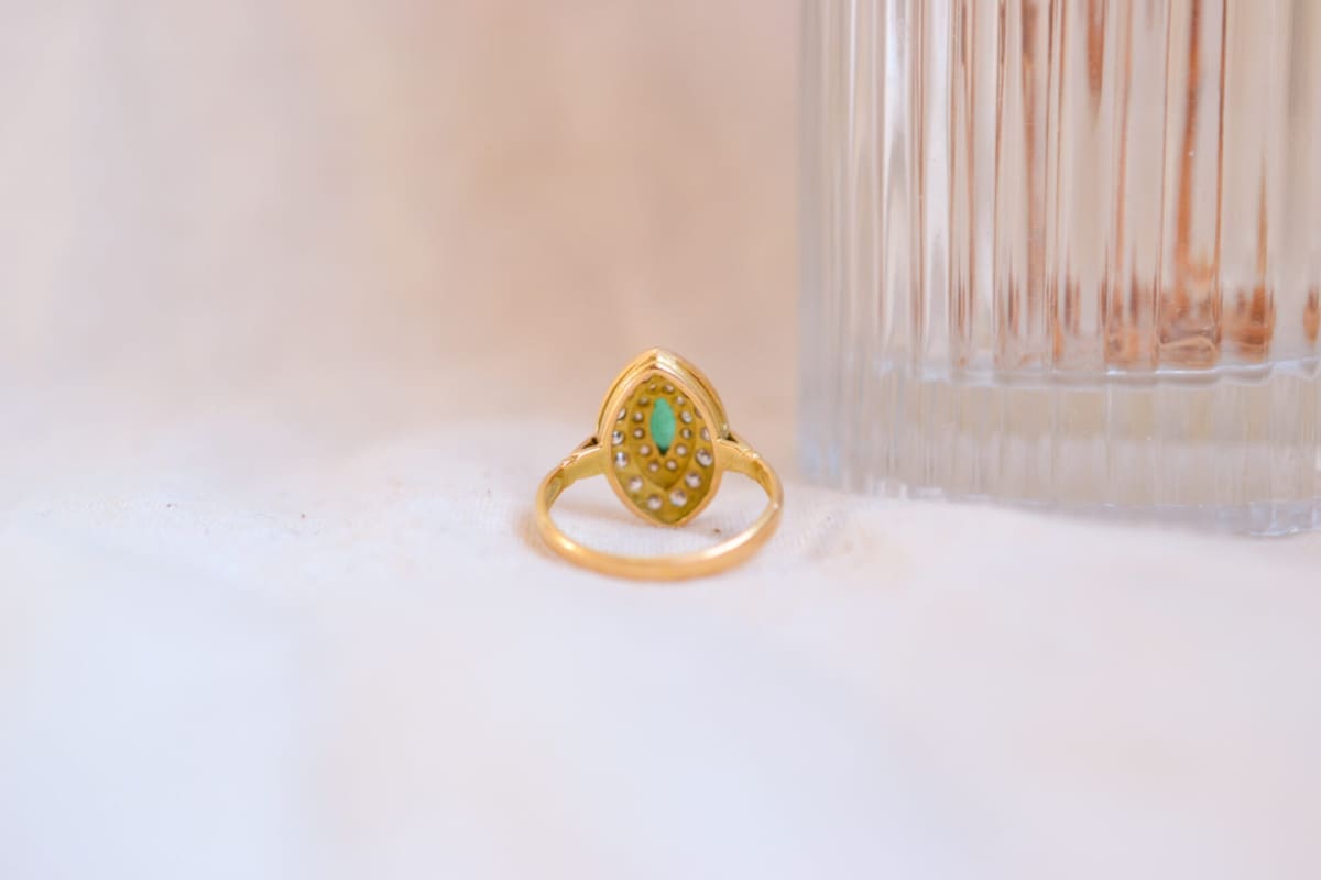 Bague ancienne en Or jaune 18 carats Émeraude et Oxydes