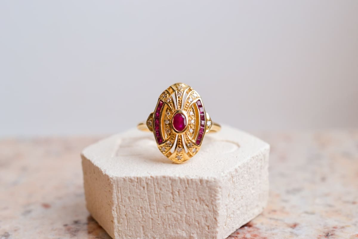 Bague ancienne en Or jaune 18 carats ornée de Rubis et de Diamants