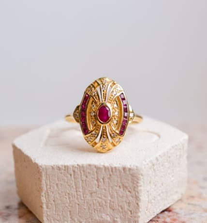 Bague ancienne en Or jaune 18 carats ornée de Rubis et de Diamants