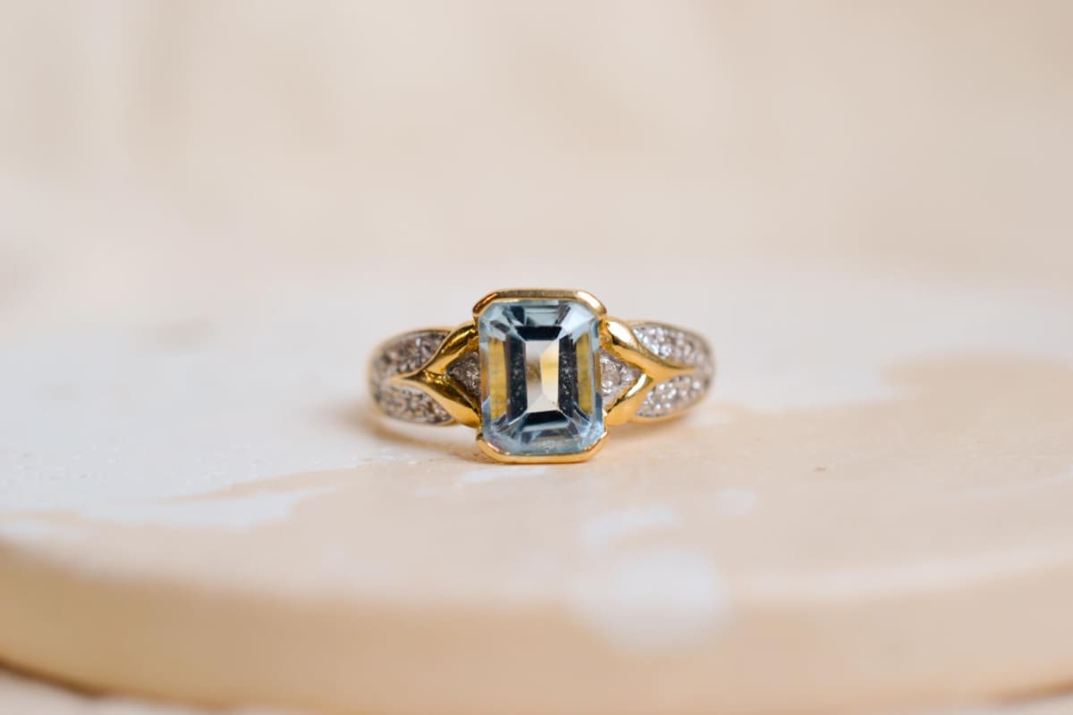 Bague ancienne en Or jaune 18 carats sertie d'une Topaze et de Diamants