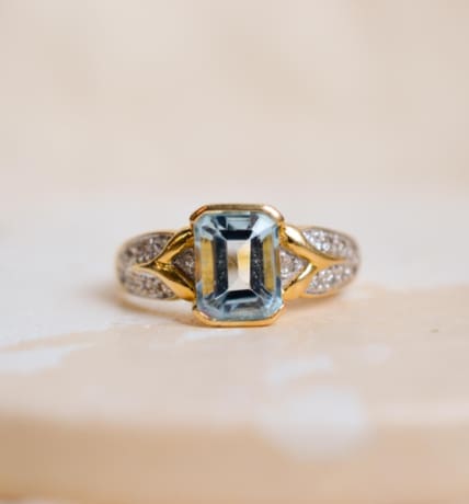 Bague ancienne en Or jaune 18 carats sertie d'une Topaze et de Diamants