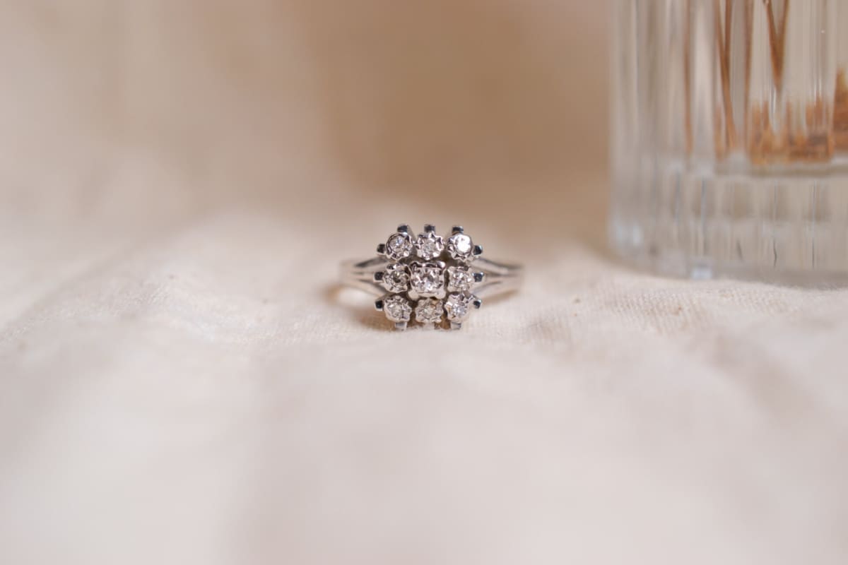 Bague carrée en Or blanc 18 carats sertie de 9 Diamants