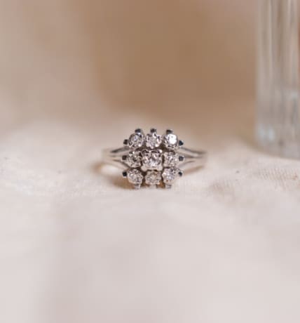 Bague carrée en Or blanc 18 carats sertie de 9 Diamants